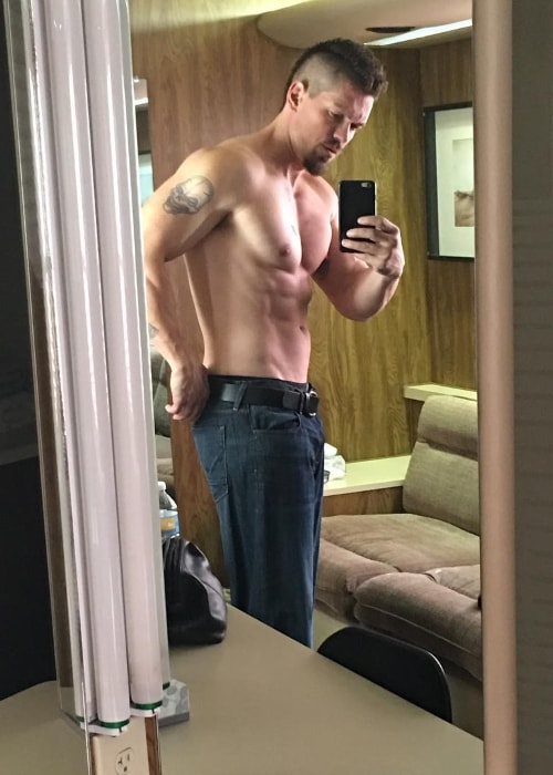 Steve Howey in a shirtless mirror selfie in October 2016