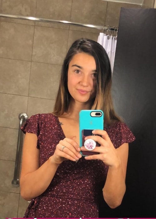Brenna Huckaby taking a Sunday mirror selfie in September 2018