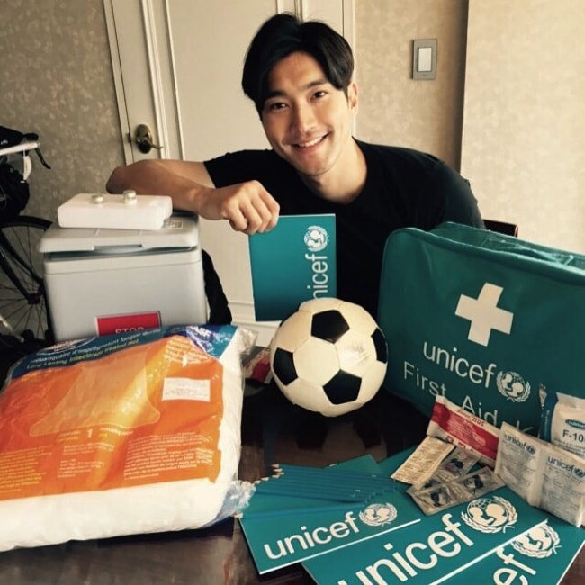 Choi Si-won posing with UNICEF Inspired Gifts in April 2015