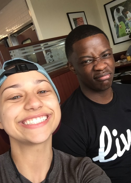 Emma González taking a selfie with James Shaw Jr. in May 2018