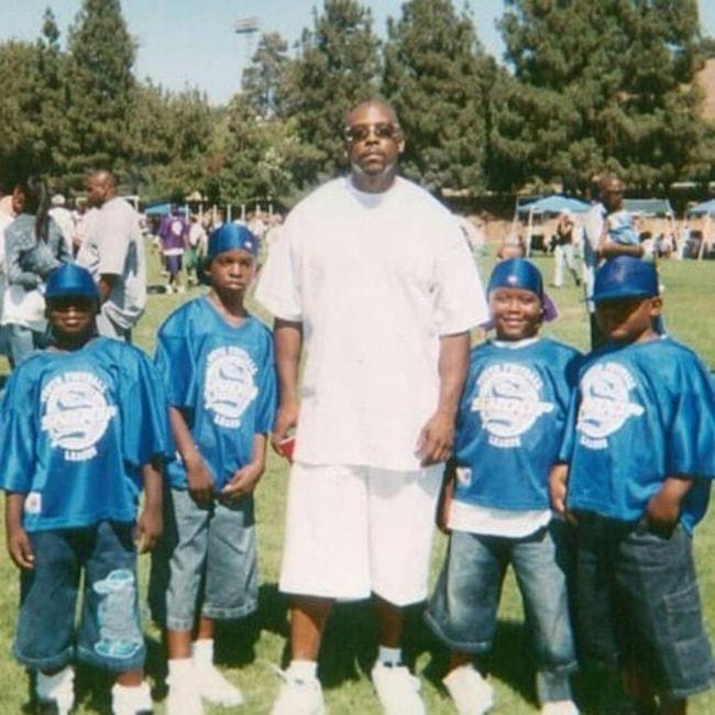 Nate Dogg in a picture with the kids from Snoops league junior football team