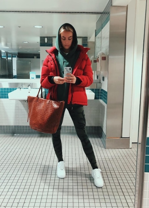 Rachel Skarsten in a mirror selfie at San Francisco International Airport (SFO) in November 2018