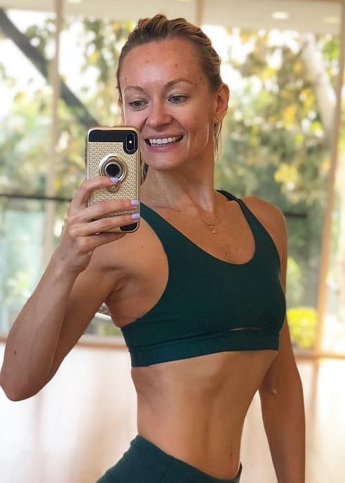 Simone De La Rue in an Instagram selfie in April 2018