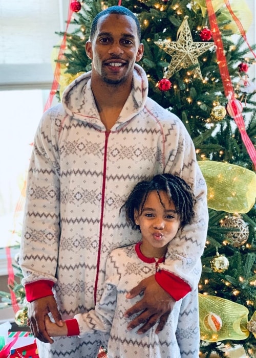 Victor Cruz in a Christmas picture with his little girl in December 2018