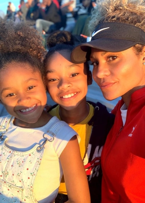 Akira Akbar as seen in a selfie taken with her mother Kitty and sister Azari Akbar in April 2019