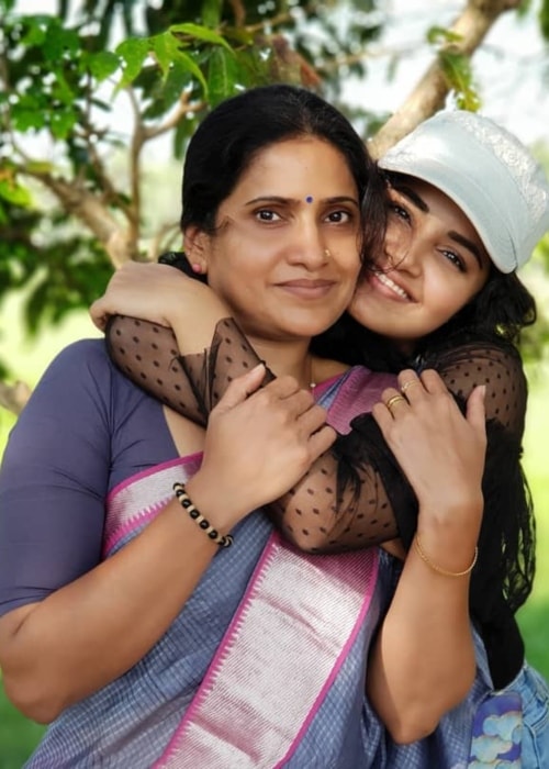 Anupama Parameswaran as seen in a picture with her mother Sunitha in January 2019