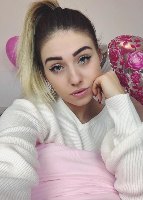 Bianca Heinicke as seen while taking a selfie in March 2018