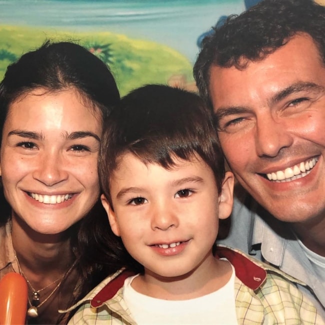 Caroline Ribeiro as seen in a picture with her husband Paulo Rego and son João Felipe