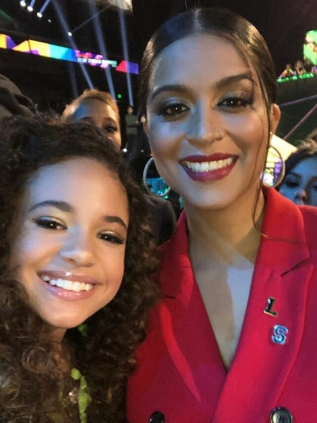 cropped-Scarlet-Spencer-Left-as-seen-while-posing-with-the-famous-YouTuber-Lilly-Singh-during-a-Nickelodeon-party-in-March-2019.jpg