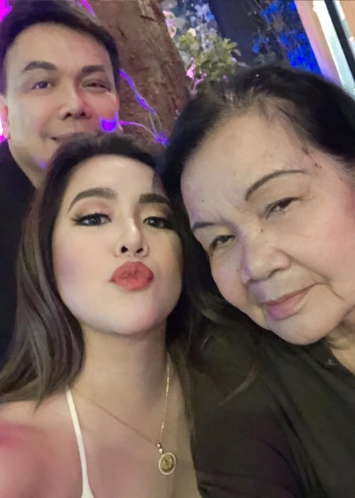 Angeline Quinto as seen while taking a selfie with Mama Bob and Deo Endrinal at Terrace Manila in May 2019