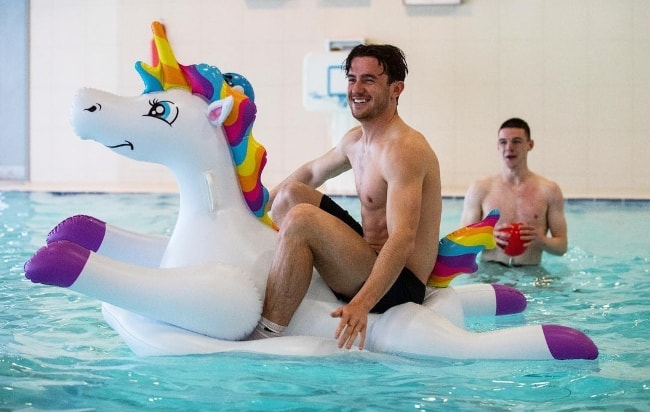 Ben Chilwell as seen shirtless while enjoying pool-time, with his buddy Declan Rice in the background, in March 2019