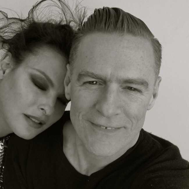 Linda appearing in a selfie with singer Bryan Adams in 2016