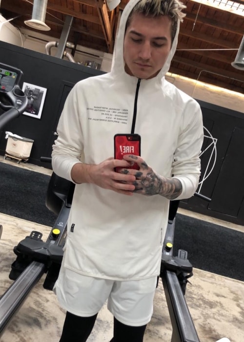 Nathan Schwandt as seen while taking a gym mirror selfie in Vitru in February 2019