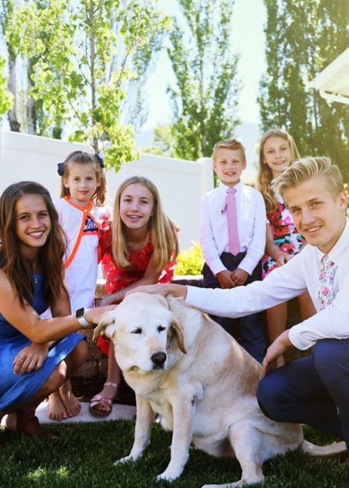 Abby as seen in a picture with her siblings Shari, Eve, Julie, Russell, Chad and their dog in May 2019