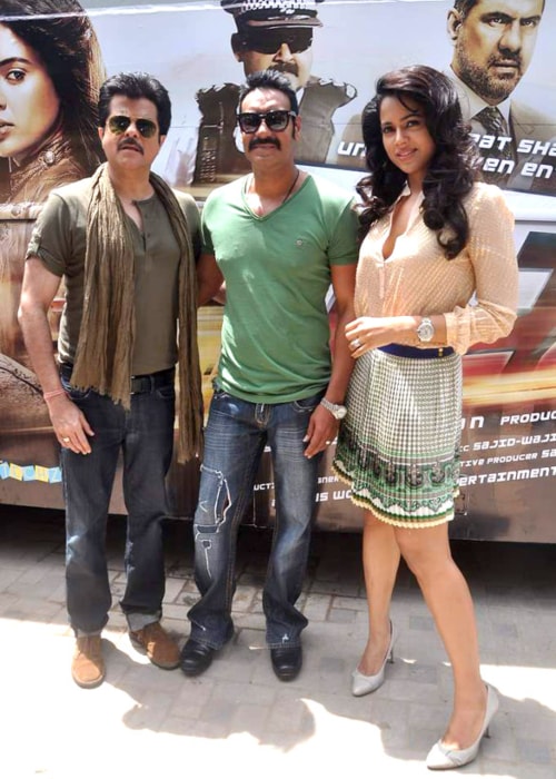 Anil Kapoor, Ajay Devgn, Sameera Reddy at Tezz promotional bus ride in April 2012