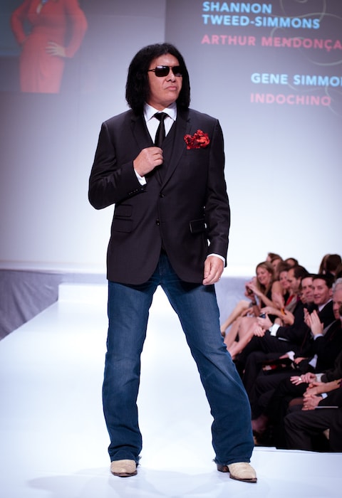 Gene Simmons vistiendo Indochino durante el desfile de celebridades de la Heart and Stroke Foundation - The Heart Truth en febrero de 2012