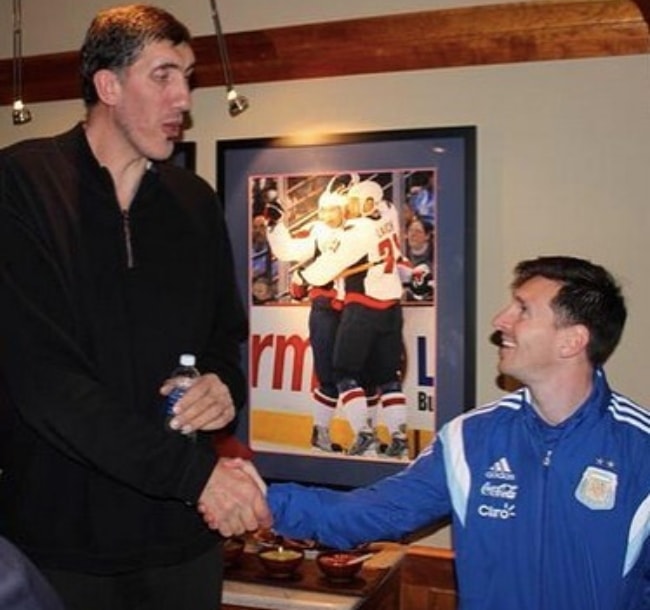 Gheorghe Mureșan as seen while shaking hands with Argentine professional footballer, Lionel Messi