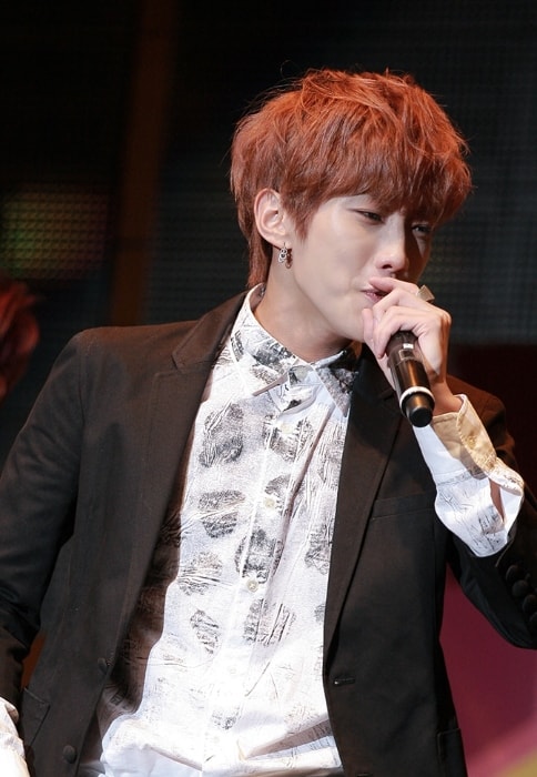 Jung Jin-young as seen in a picture while giving a performance at the Yongsan I-Park Mall em November 2, 2013