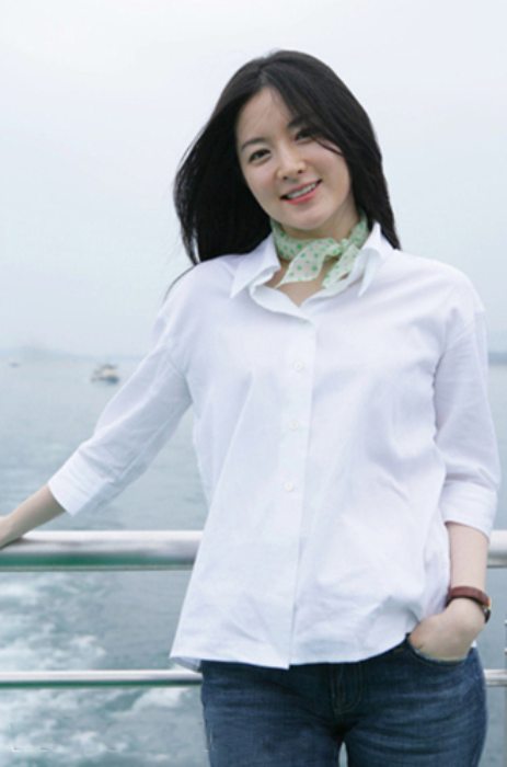 Lee Young-ae on boat ride at the Qiandao Lake in China in March 2006