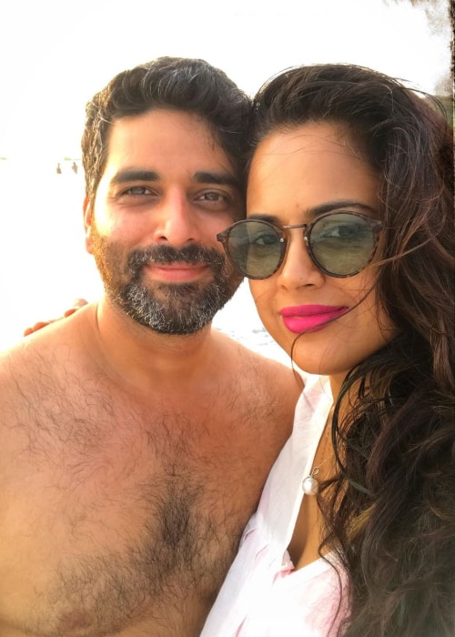 Sameera Reddy as seen in a selfie with her husband Akshai Varde at Vagator Beach in May 2019