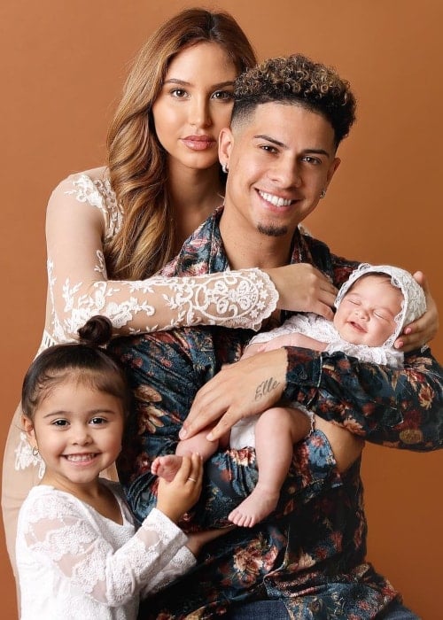 Alaïa Marie McBroom as seen in a picture with her father Austin McBroom, mother Dolores Catherine Johnston Paiz, and older sister Elle McBroom in November 2018