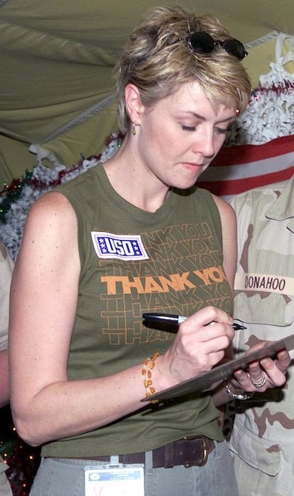 Amanda Tapping tijdens een signeerevenement in 2001 tijdens haar tijd bij het Amerikaanse leger