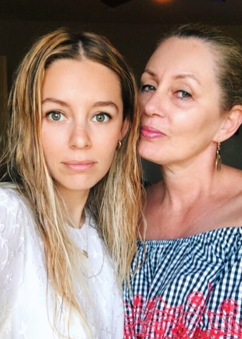 Keeley Hazell as seen while taking a selfie with her mother, Amber Jane Hazell, in December 2017