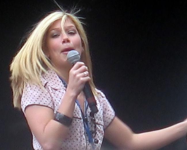 Nikki Sanderson performing in Manchester in 2007
