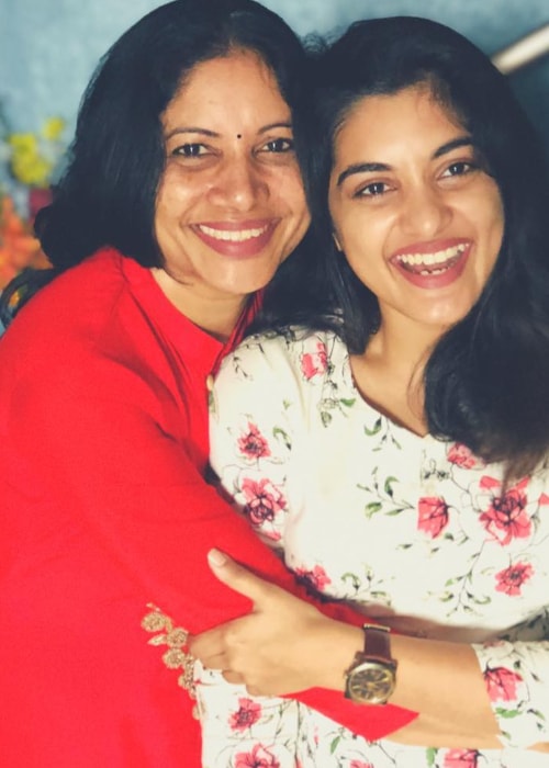 Nivetha Thomas as seen in a picture with her mother in January 2019