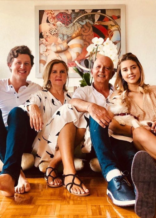 Paulina Goto as seen in a picture with her brother Eduardo as well as her mother and father and pet dog in June 2019