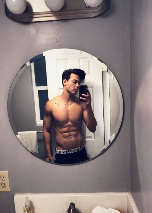 Ray Diaz mirror selfie as seen in March 2018