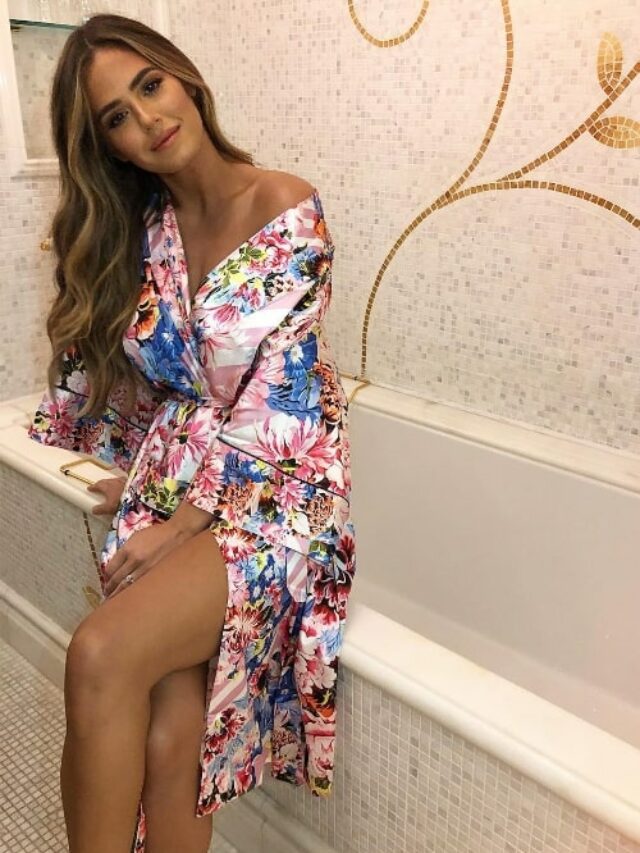 cropped-JoJo-Fletcher-as-seen-while-posing-for-the-camera-at-The-Plaza-Hotel-located-in-Manhattan-New-York-City-New-York-United-States-before-the-Victorias-Secret-Fashion-Show-in-November-2018.jpg