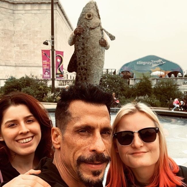 Danny taking a selfie with his daughters Vega and Chance at the Shedd Aquarium in June 2019
