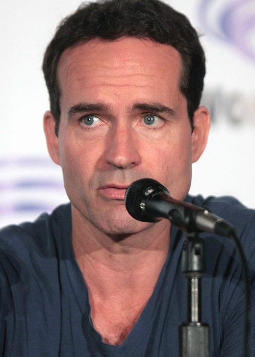 Jason Patric speaking at the 2016 WonderCon