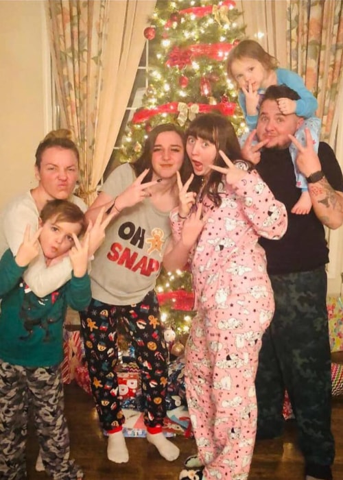 Jayde Vincent as seen in a picture with her step-father Kyle, mother Emily, sisters Jasmine and Jessie, and brother Jace in December 2018