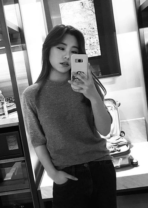 Wheein as seen while taking a black-and-white mirror selfie in February 2019