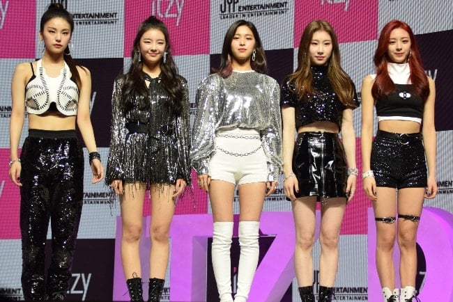 From Left to Right - Hwang Ye-ji, Lia, Ryujin, Chaeryeong, and Yuna as seen in a picture taken during an event in February 2019