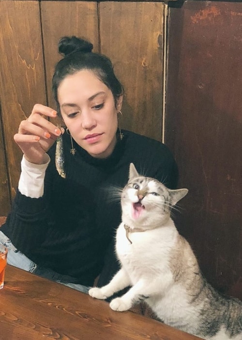 Mishel Prada as seen in a picture alongside a cat whom she met at a seafood trattoria in Venice, Italy in December 2018