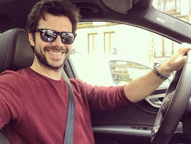 Álvaro Morte as seen while taking a car selfie in March 2018