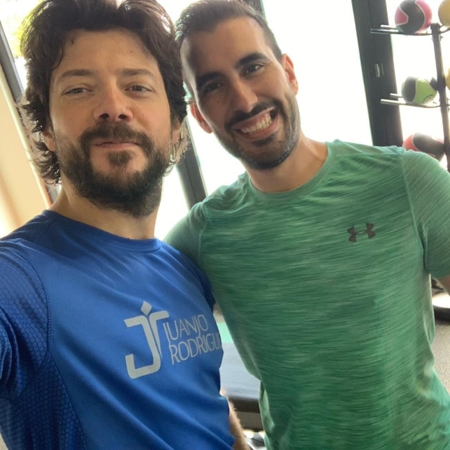 Álvaro Morte as seen while taking a selfie along with his trainer, Juanjo Rodriguez, in May 2019