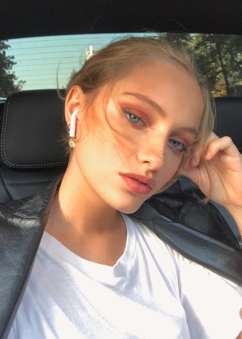 Beatrice Vendramin as seen while taking a gorgeous sun-kissed selfie in Paris, France in September 2018