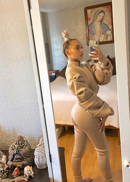 Dregoldi as seen while taking a mirror selfie in April 2018