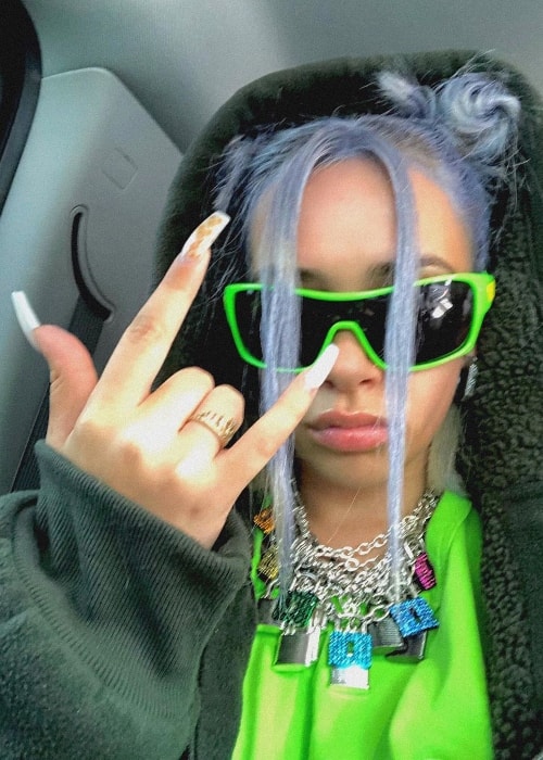 Dregoldi taking a selfie while being dressed-up like popular singer Billie Eilish in August 2019