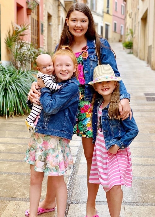 Isla Ingham as seen in a picture taken with her brother Jace to the left, Isabelle in the center, and Esmé to the right in May 2019