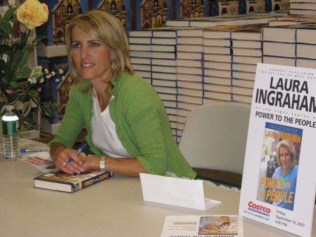 Laura Ingraham under signeringen av sin bok Power To The People 2007