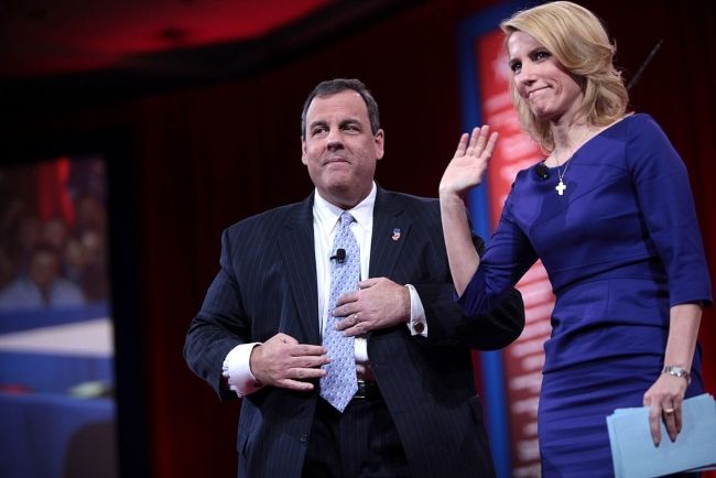 Laura Ingraham vista con il governatore del New Jersey Chris Christie al CPAC 2015 in Maryland