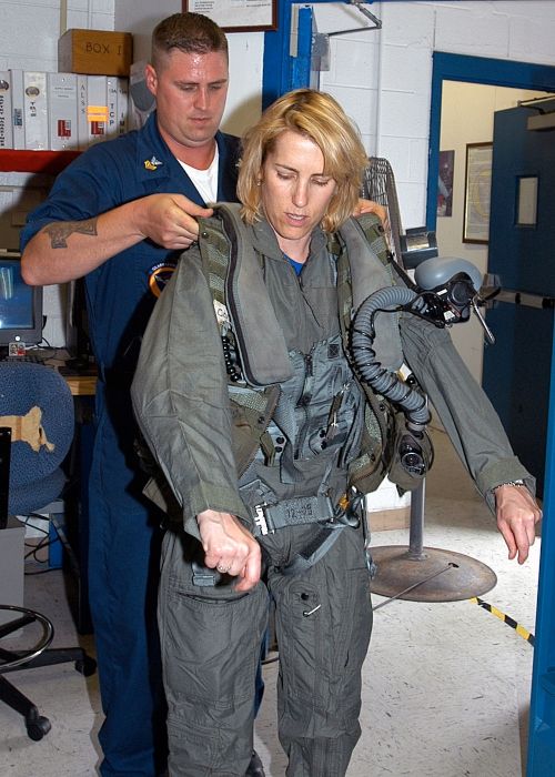 Laura se ajusta al equipo de vuelo en la base de la Marina de Estados Unidos en 2007