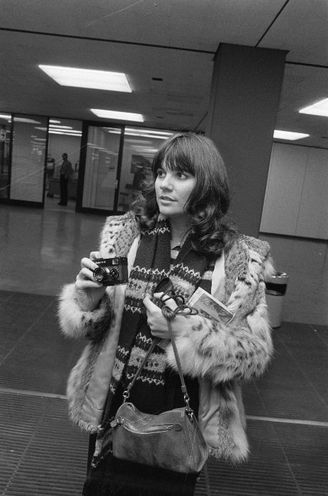 Linda Ronstadt as seen in a black-and-white picture in November 1976