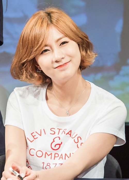 Oh Ha-young as seen while smiling in a picture taken at a fan signing event at Hapjeong station in August 2015