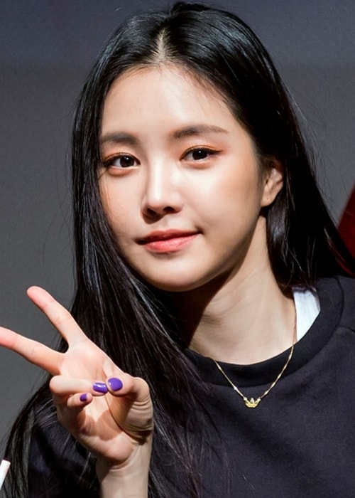 Son Na-eun as seen while posing for a picture at an 'Apink' fan meeting in Sinchon, Seoul, South Korea in January 2019